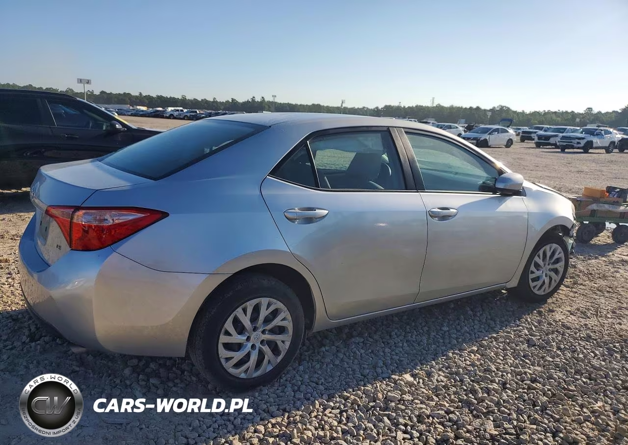 2018 Toyota Corolla Le VIN:5YFBURHE4JP833180 - 3