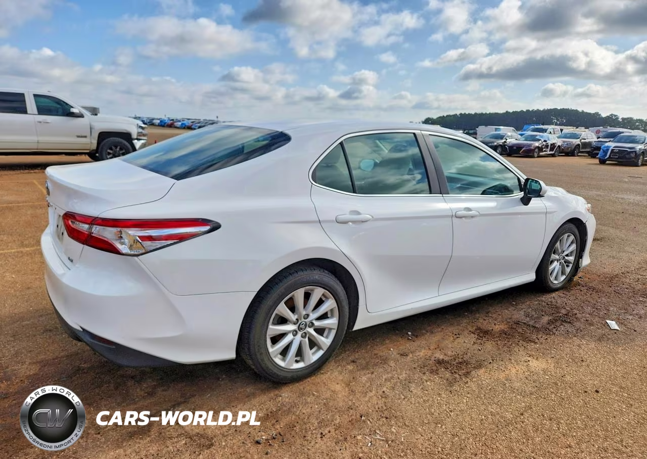 2018 Toyota Camry Le VIN:4T1B11HK4JU095427 - 3