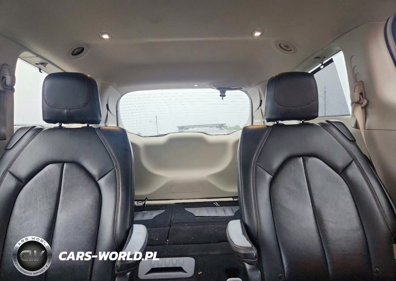 2017 Chrysler Pacifica Touring L VIN:2C4RC1BG0HR752474 - 10