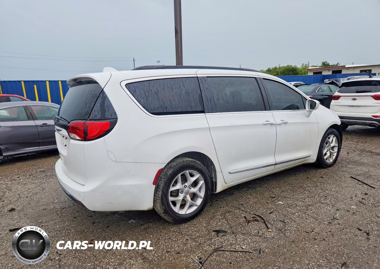 2017 Chrysler Pacifica Touring L VIN:2C4RC1BG0HR752474 - 3