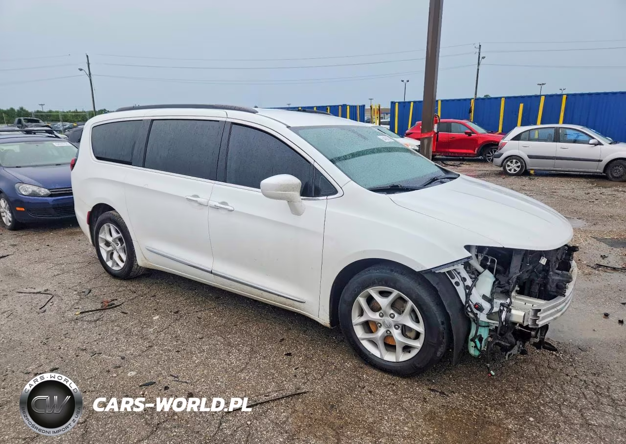 2017 Chrysler Pacifica Touring L VIN:2C4RC1BG0HR752474 - 4