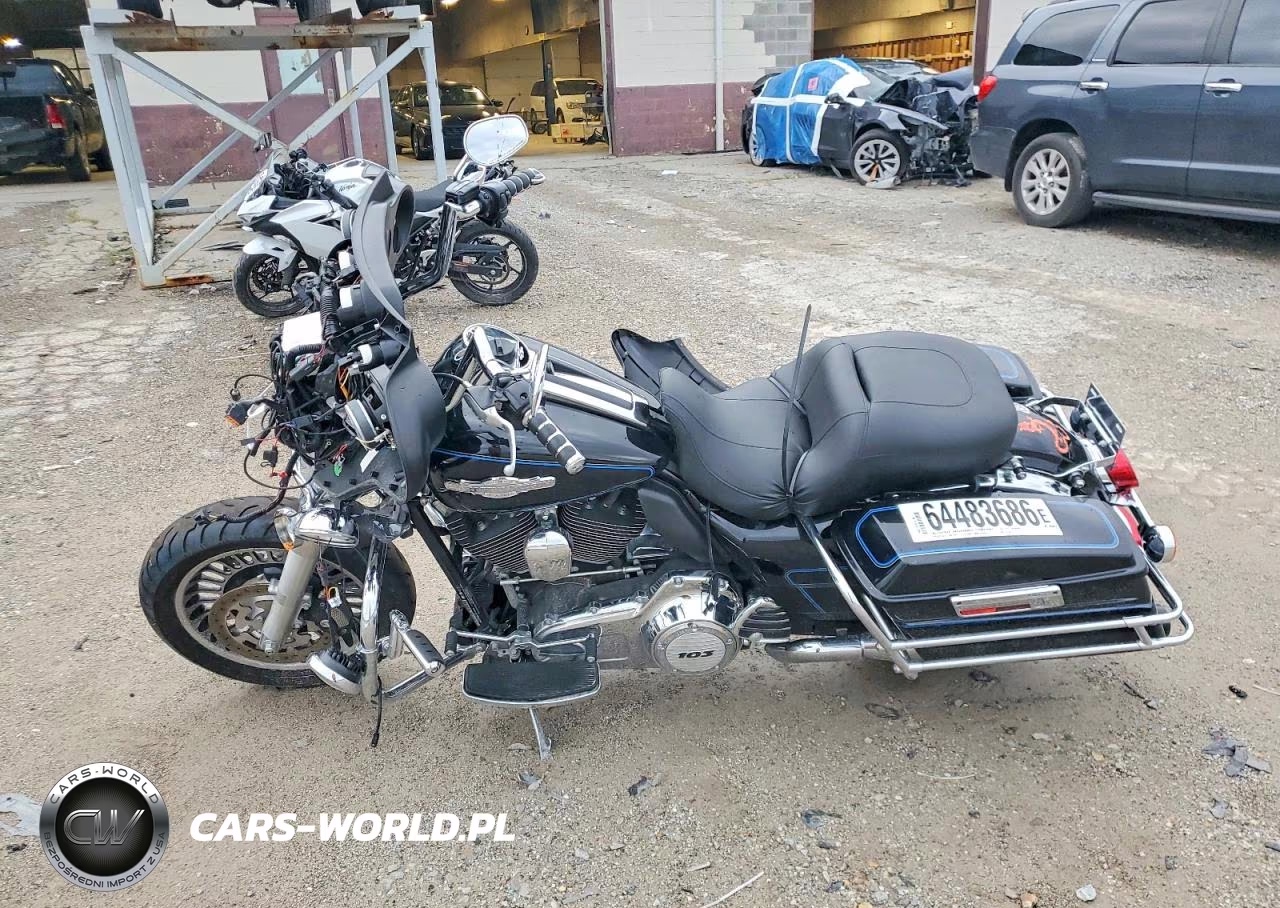 2012 Harley-Davidson Flhtcu Ultra Classic Electra Glide VIN:1HD1FLM10CB622564 - 3