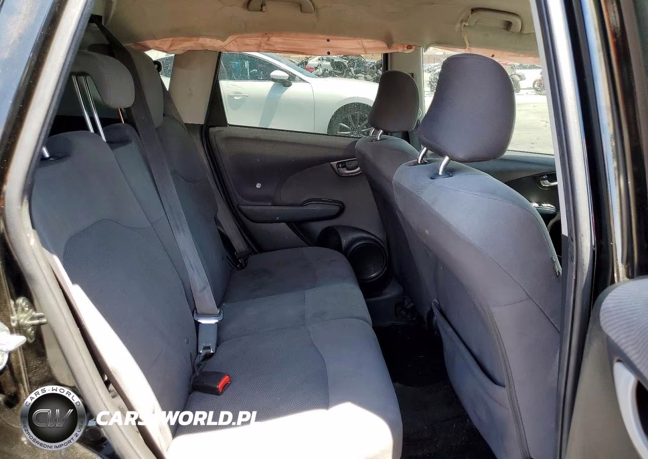 2011 Honda Fit VIN:JHMGE8H30BS010983 - 10