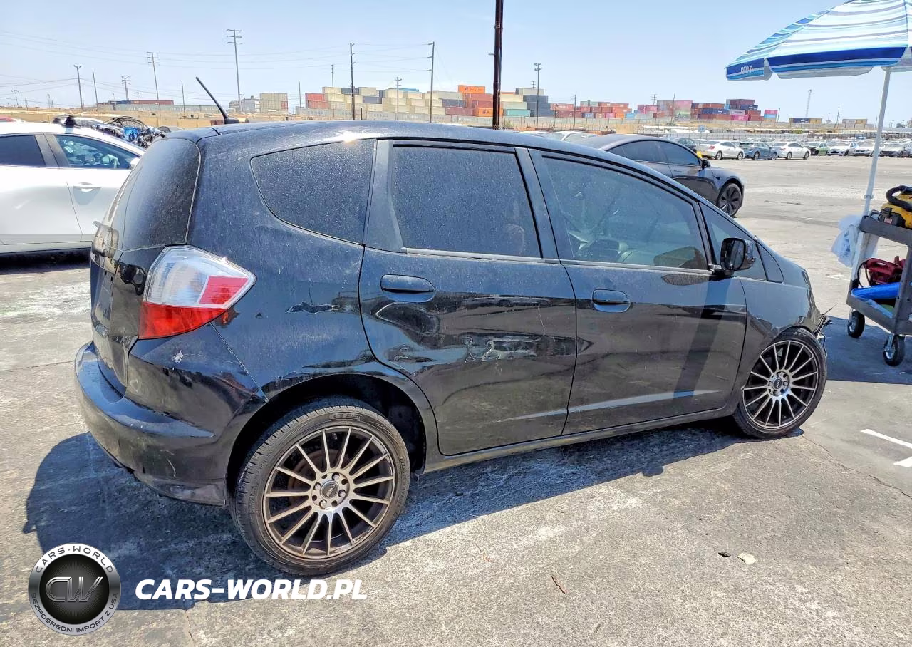 2011 Honda Fit VIN:JHMGE8H30BS010983 - 3