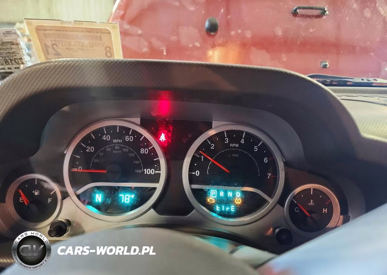 2009 Jeep Wrangler Unlimited Sahara VIN:1J4GA59169L750562 - 9