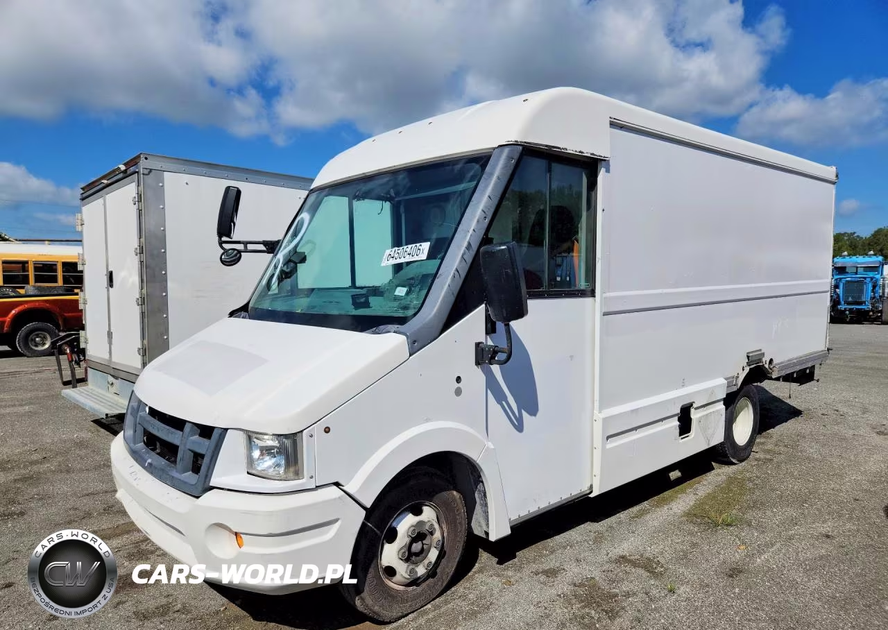 2016 Isuzu Reach Delivery Truck