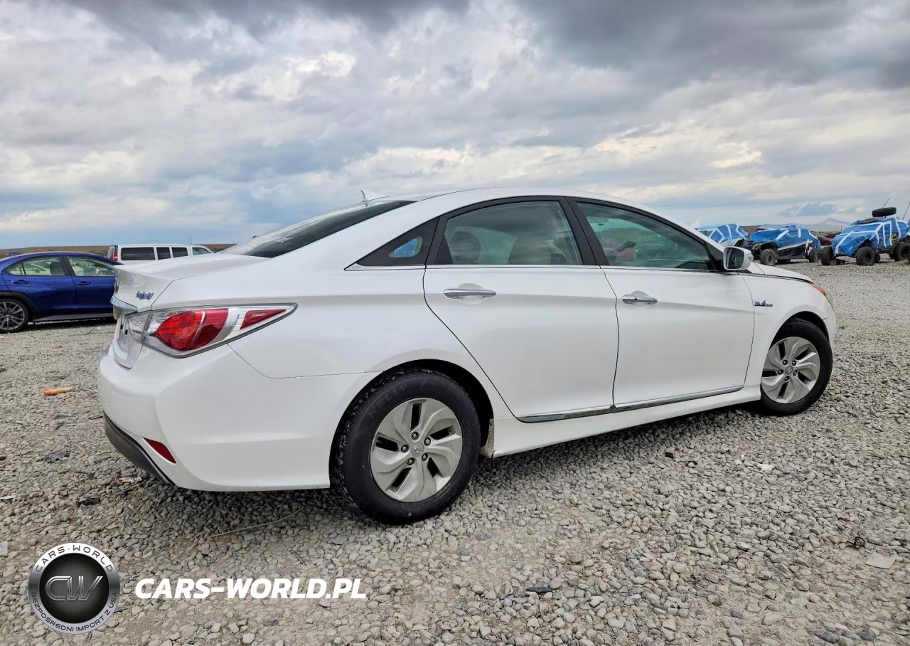 2015 Hyundai Sonata Hybrid Base VIN:KMHEC4A41FA139848 - 3