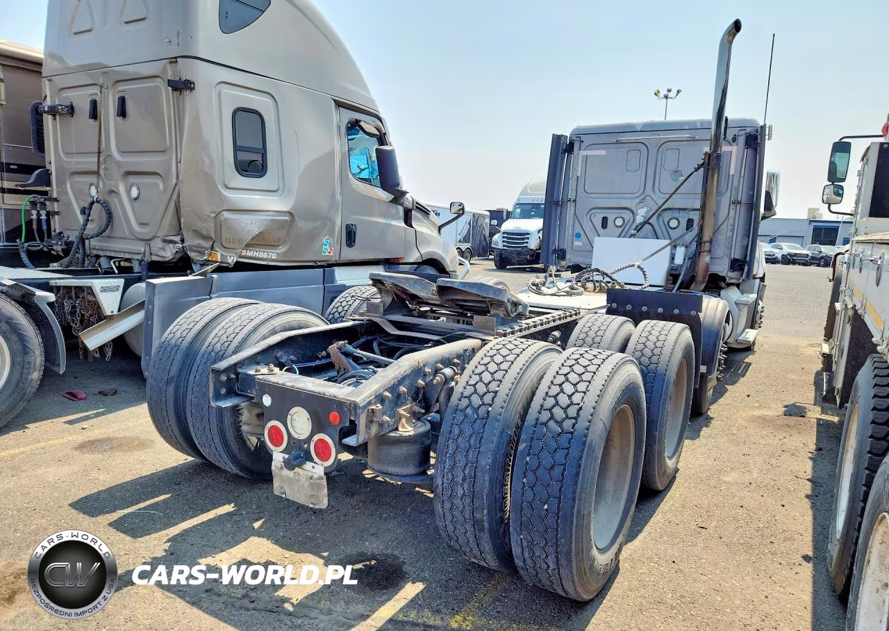 2018 Freightliner Cascadia 1 - Semi Truck VIN:3AKNHLDRXJSJU2569 - 3