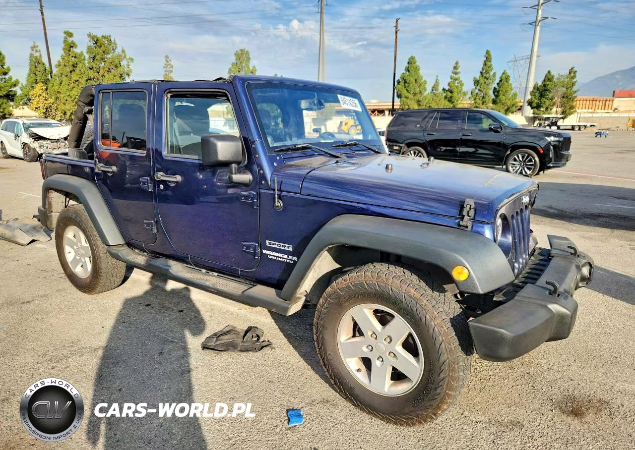 2013 Jeep Wrangler Unlimited Sport VIN:1C4BJWDG2DL618991 - 4