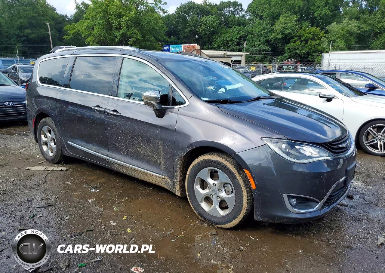2018 Chrysler Pacifica Hybrid Limited VIN:2C4RC1N71JR178484 - 4