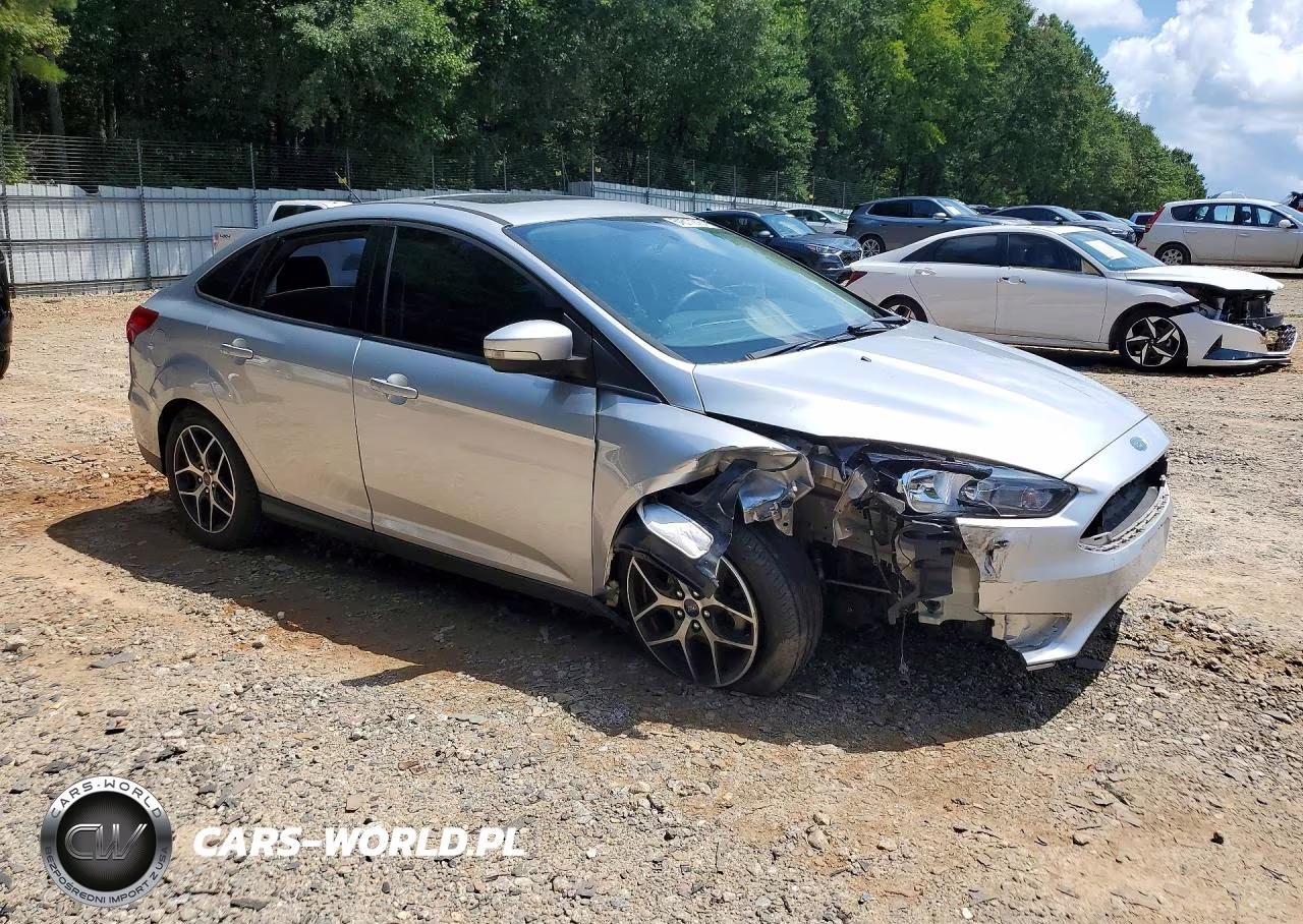 2017 Ford Focus Sel VIN:1FADP3H29HL252172 - 4