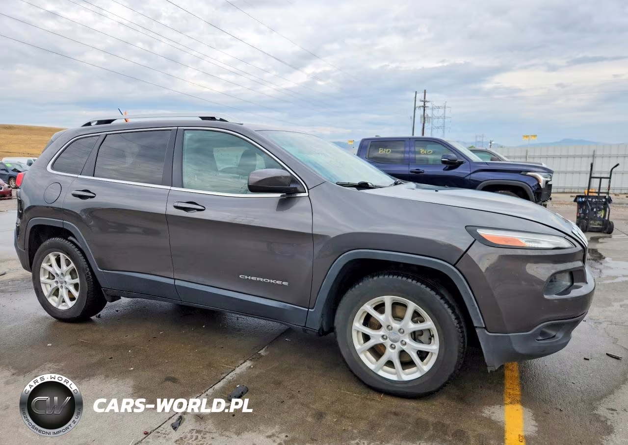 2015 Jeep Cherokee Latitude VIN:1C4PJMCS9FW634557 - 4