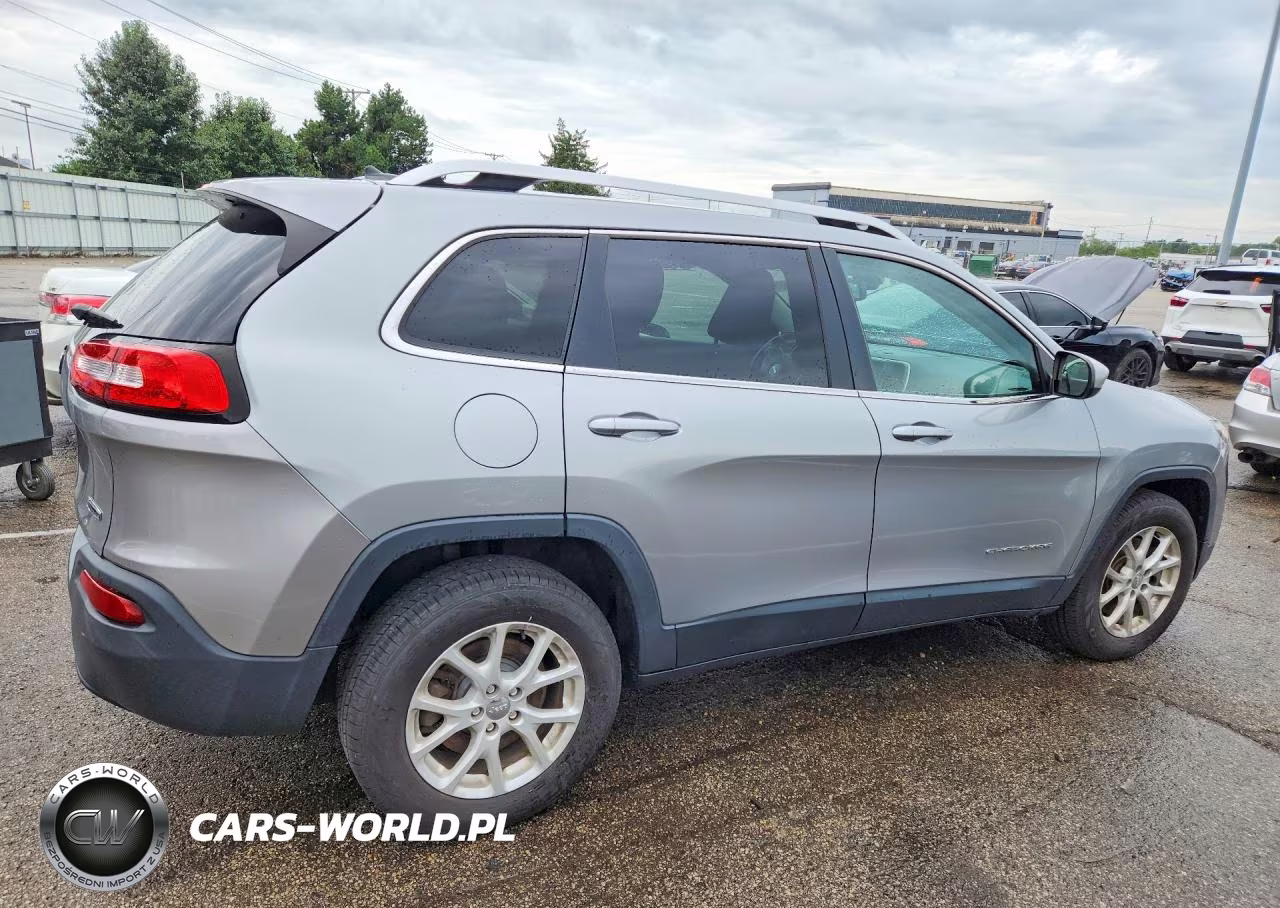 2014 Jeep Cherokee Latitude VIN:1C4PJMCBXEW220038 - 3