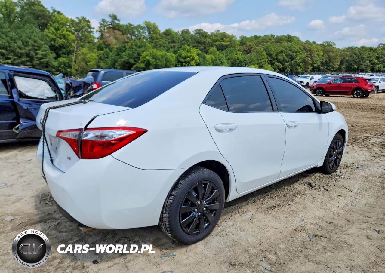 2015 Toyota Corolla Le VIN:2T1BURHE4FC468216 - 3