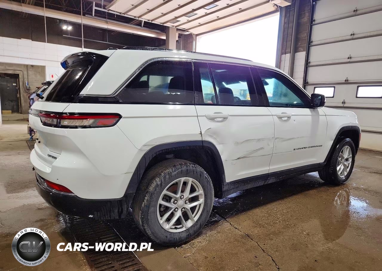 2023 Jeep Grand Cherokee Laredo VIN:1C4RJHAGXP8910023 - 3