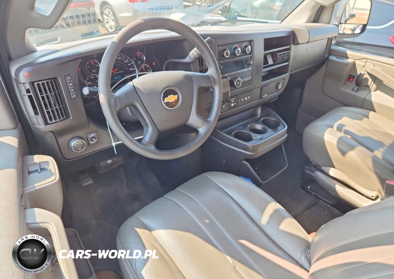 2018 Chevrolet Express G2500 VIN:1GCWGAFP1J1249564 - 8
