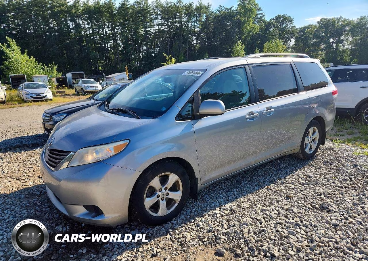 2011 Toyota Sienna Le – zdjęcie 1 z 13