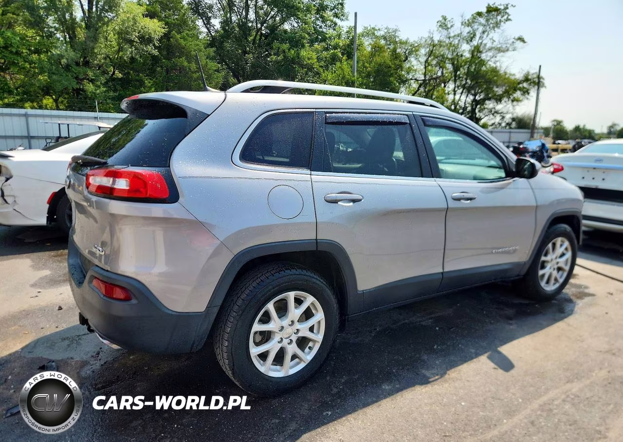 2016 Jeep Cherokee Latitude VIN:1C4PJMCS6GW331768 - 3