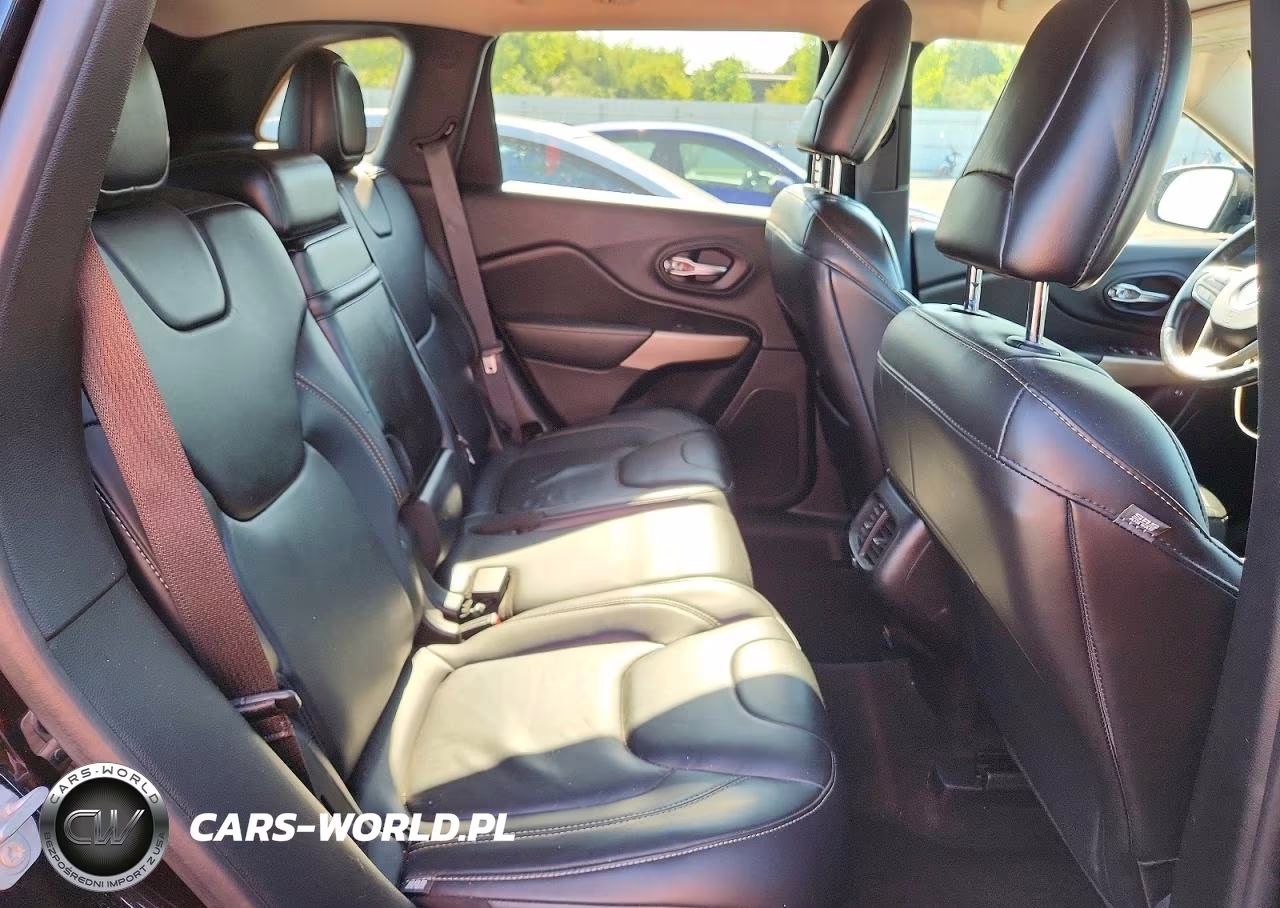 2017 Jeep Cherokee Latitude VIN:1C4PJMCBXHW579586 - 11