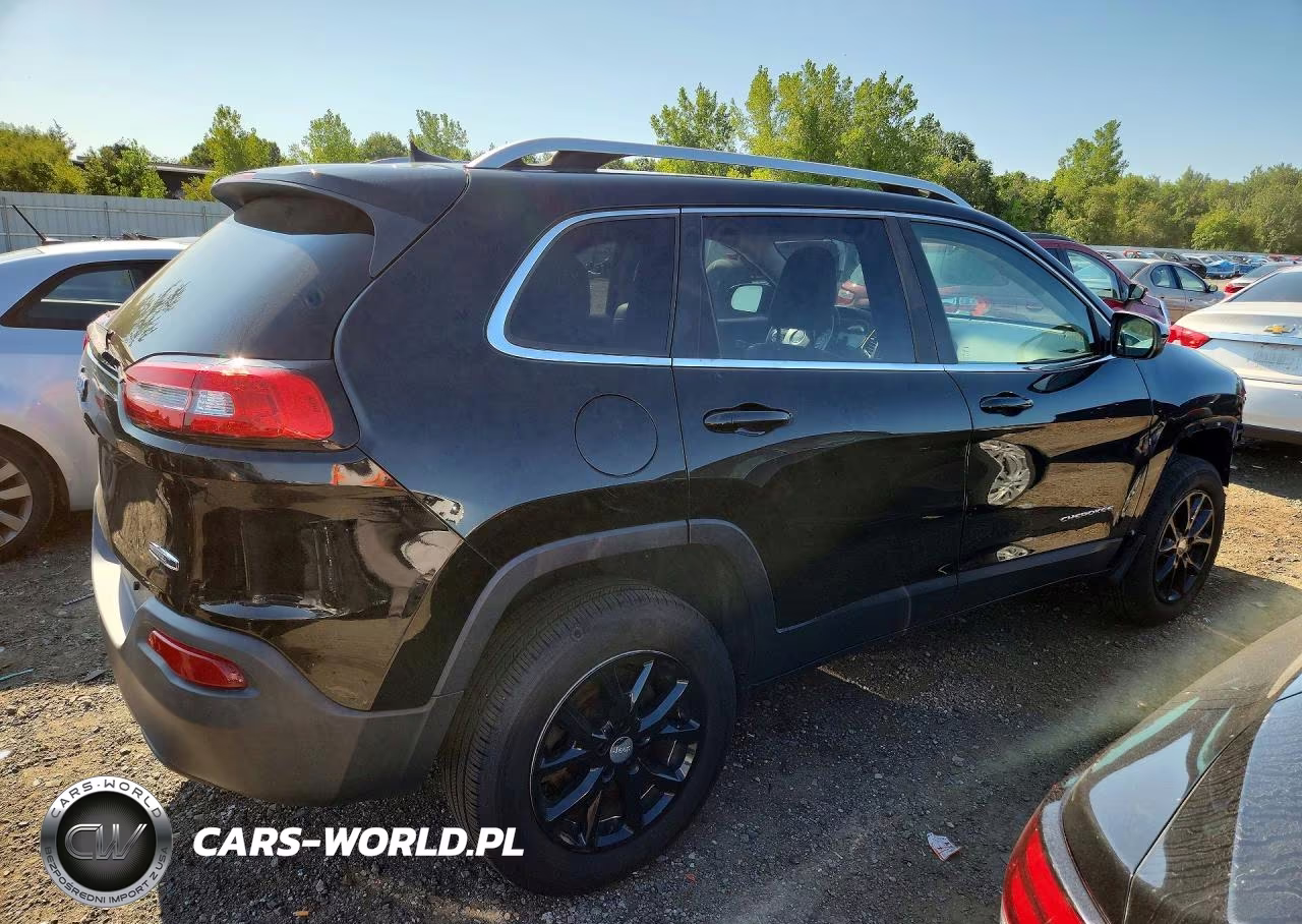 2017 Jeep Cherokee Latitude VIN:1C4PJMCBXHW579586 - 3