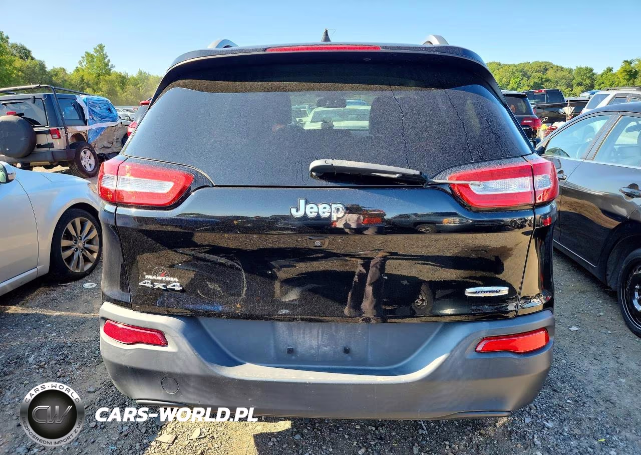 2017 Jeep Cherokee Latitude VIN:1C4PJMCBXHW579586 - 6
