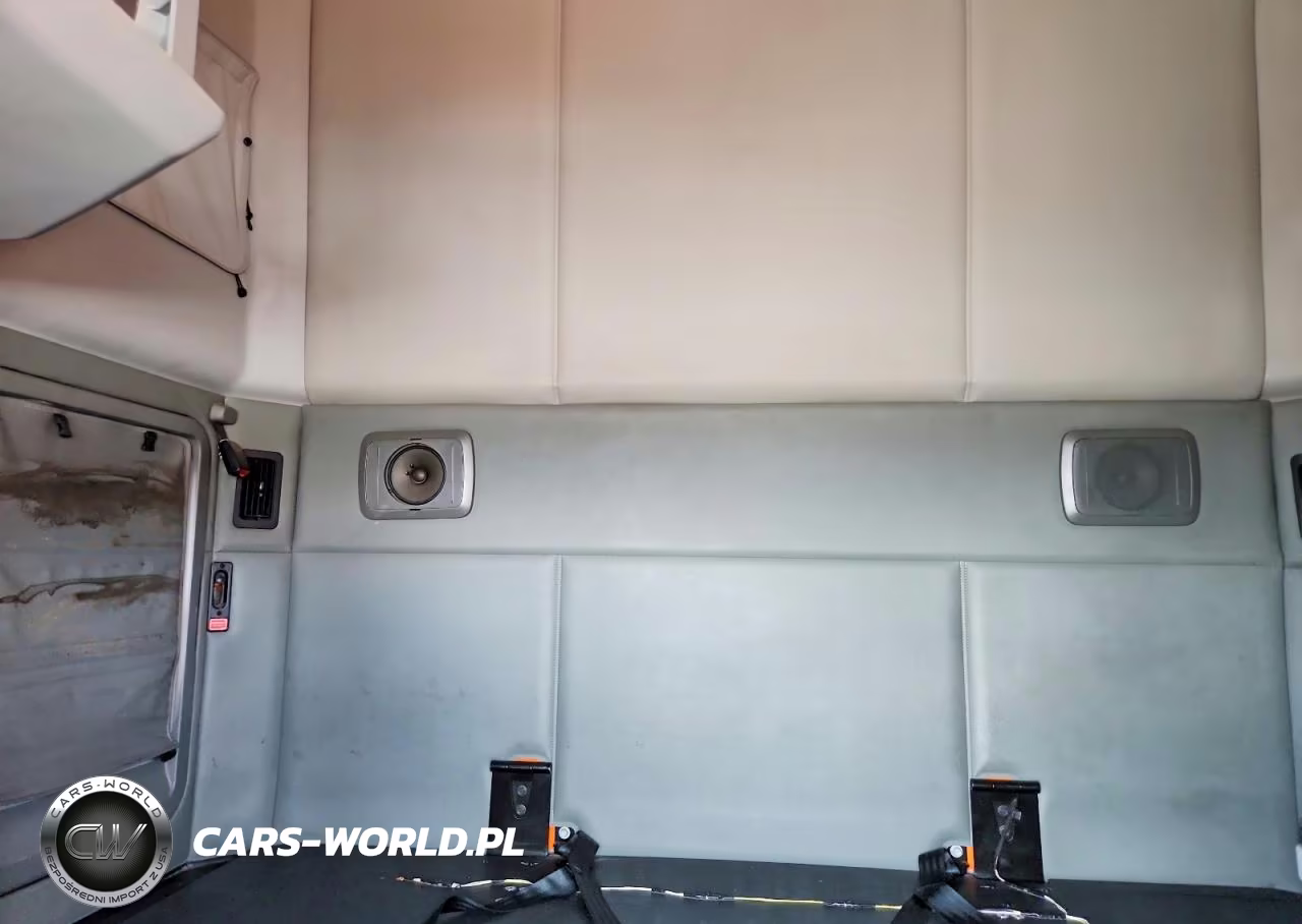 2018 Kenworth T680 Semi Truck VIN:1XKYDP9X6JJ196882 - 10
