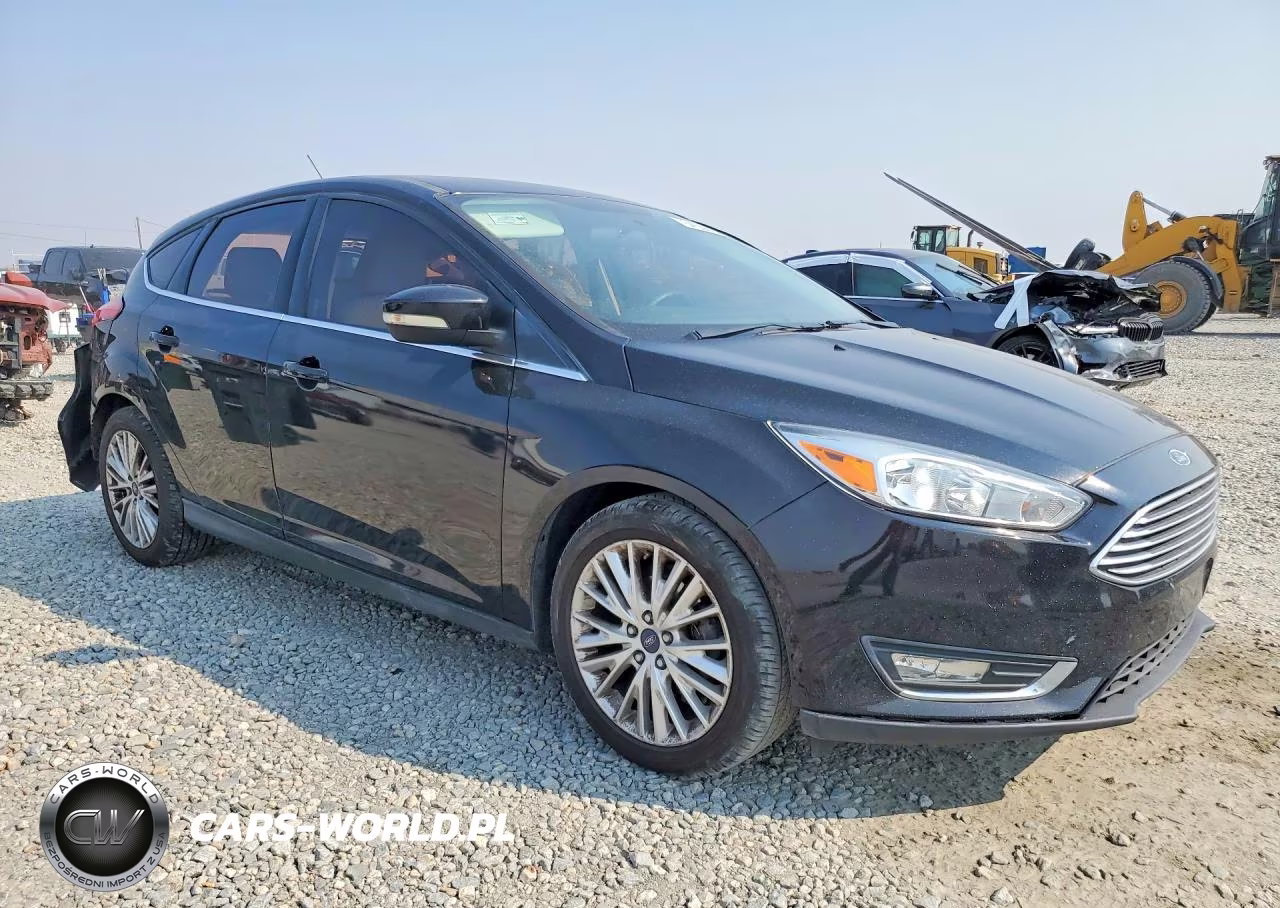 2016 Ford Focus Titanium VIN:1FADP3N23GL315916 - 4