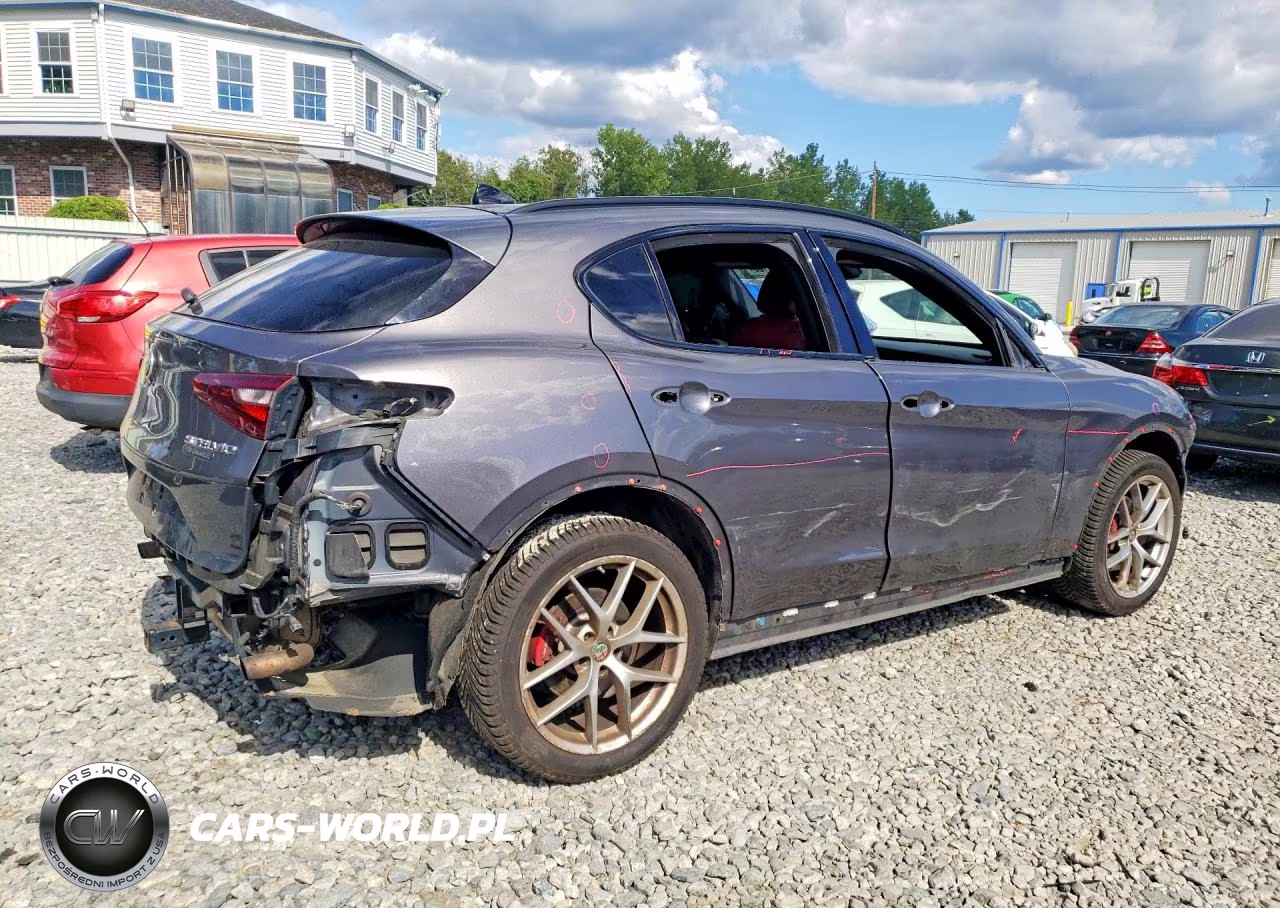 2018 Alfa Romeo Stelvio Ti Sport VIN:ZASFAKNN2J7B92450 - 3