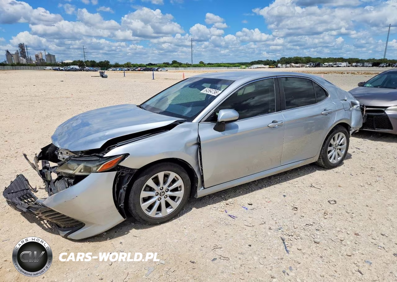 2018 Toyota Camry Le – zdjęcie 1 z 12
