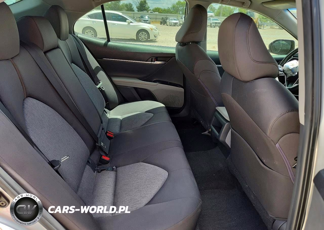 2018 Toyota Camry Le VIN:JTNB11HKXJ3014114 - 10