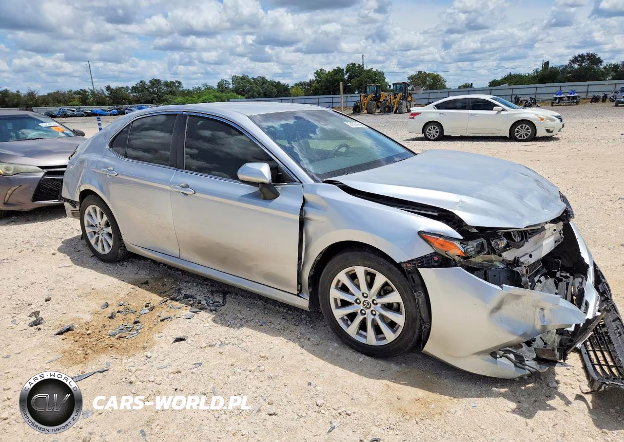 2018 Toyota Camry Le VIN:JTNB11HKXJ3014114 - 4