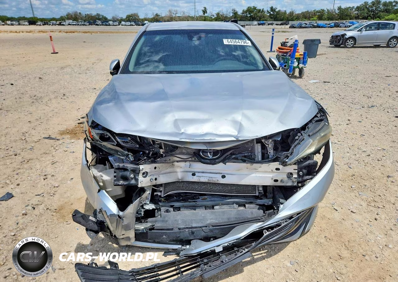 2018 Toyota Camry Le VIN:JTNB11HKXJ3014114 - 5