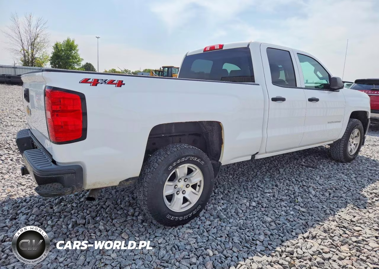 2018 Chevrolet Silverado K1500 VIN:1GCVKNEHXJZ216608 - 3