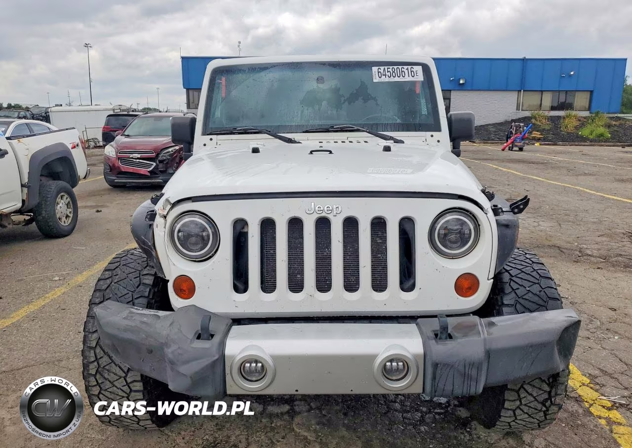 2011 Jeep Wrangler Unlimited Sahara VIN:1J4BA5H15BL576212 - 5