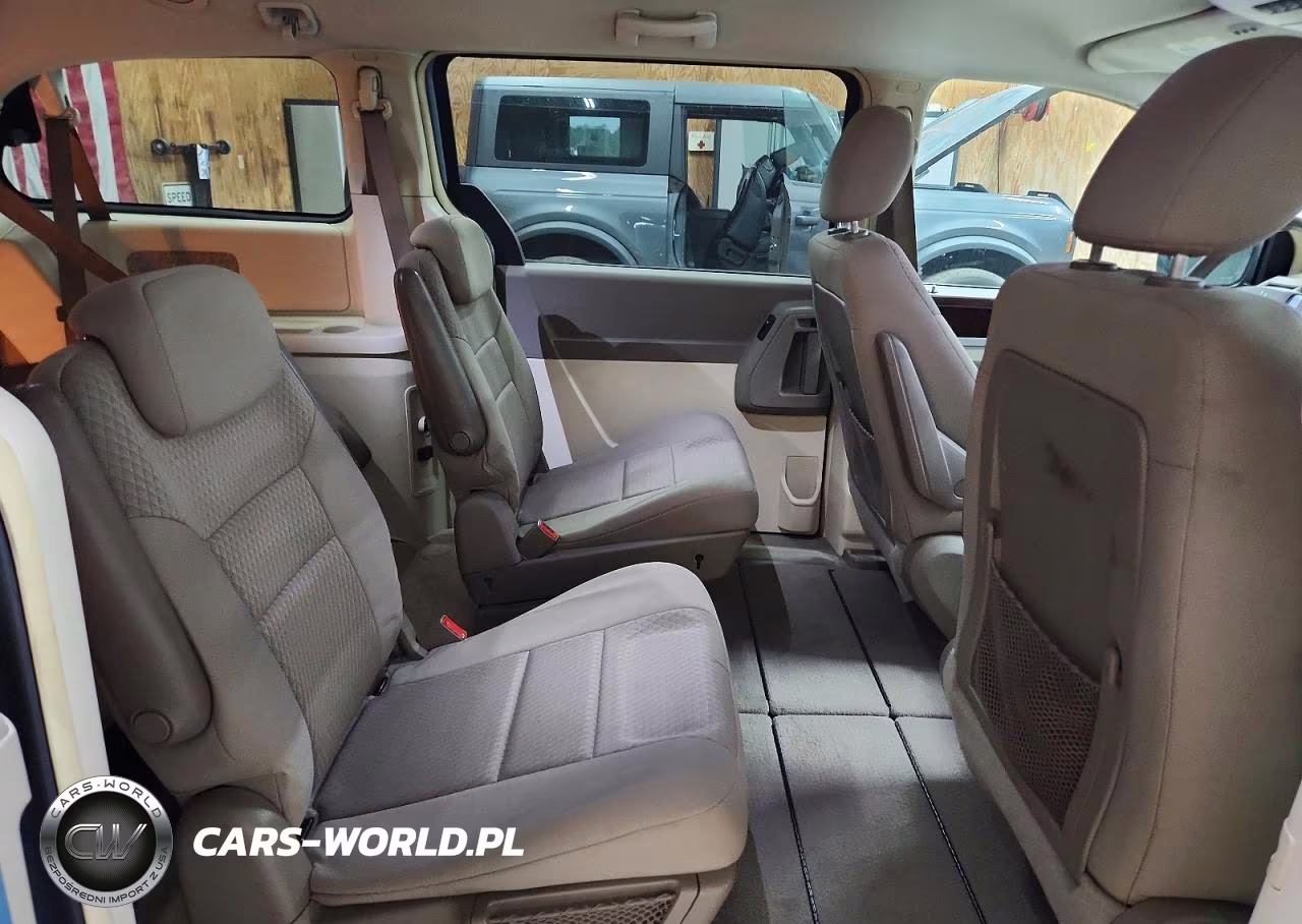 2010 Chrysler Town & Country Touring VIN:2A4RR5D17AR198624 - 11