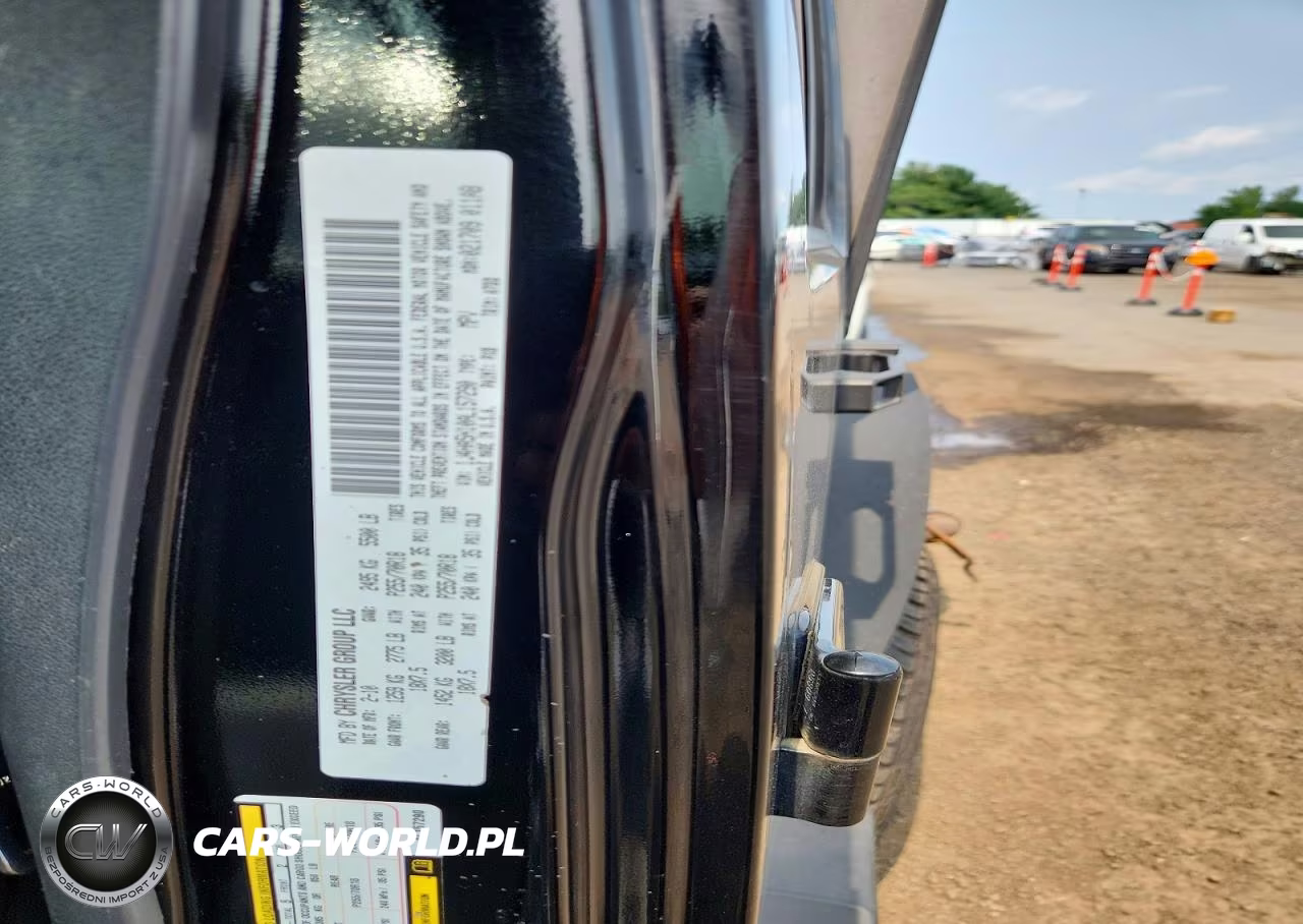 2010 Jeep Wrangler Unlimited Sahara VIN:1J4HA5H10AL157290 - 12
