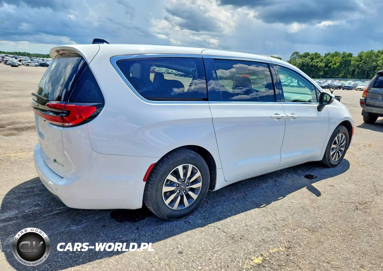 2023 Chrysler Pacifica Hybrid Touring L VIN:2C4RC1L78PR622391 - 3