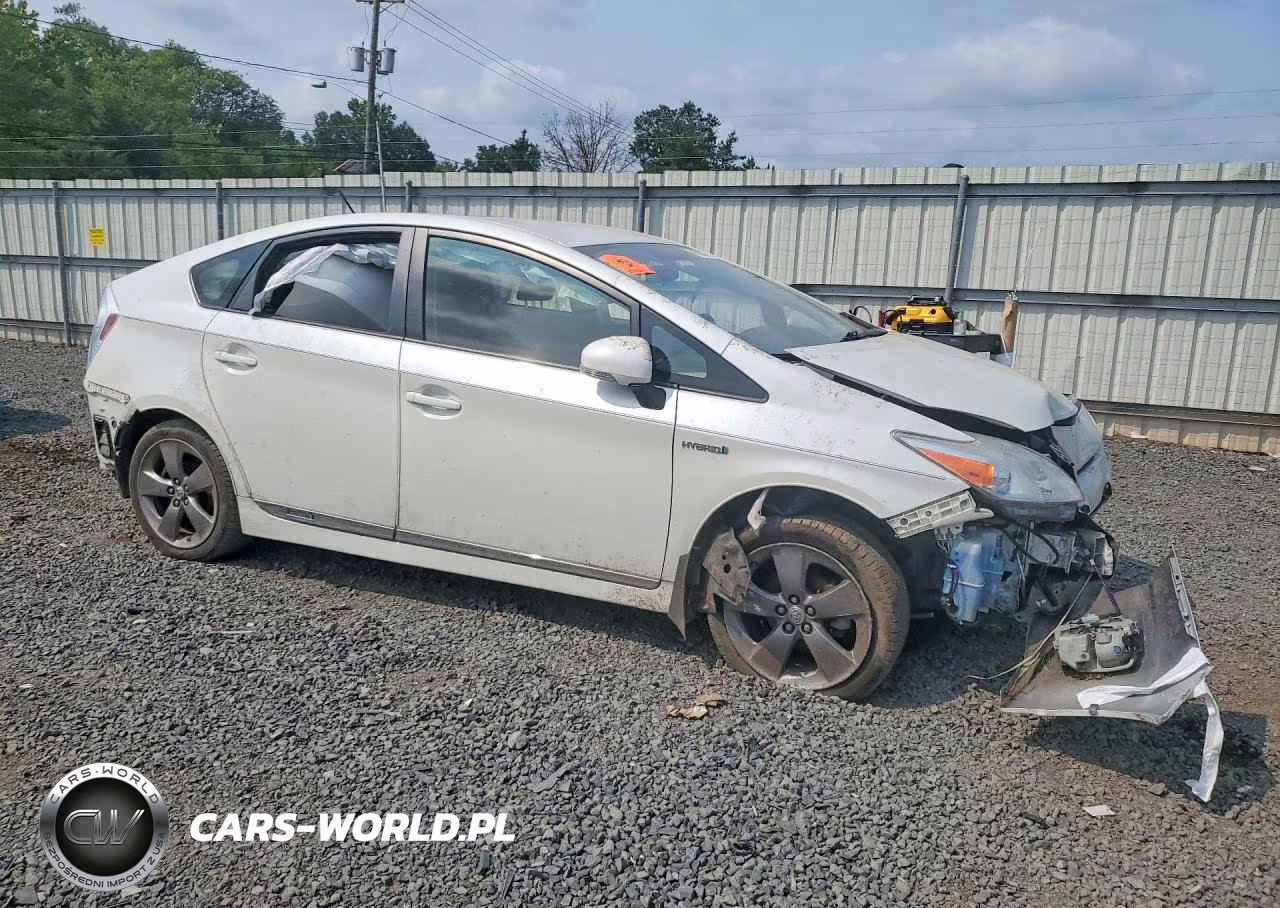 2015 Toyota Prius Persona Series VIN:JTDKN3DU4F0399352 - 4