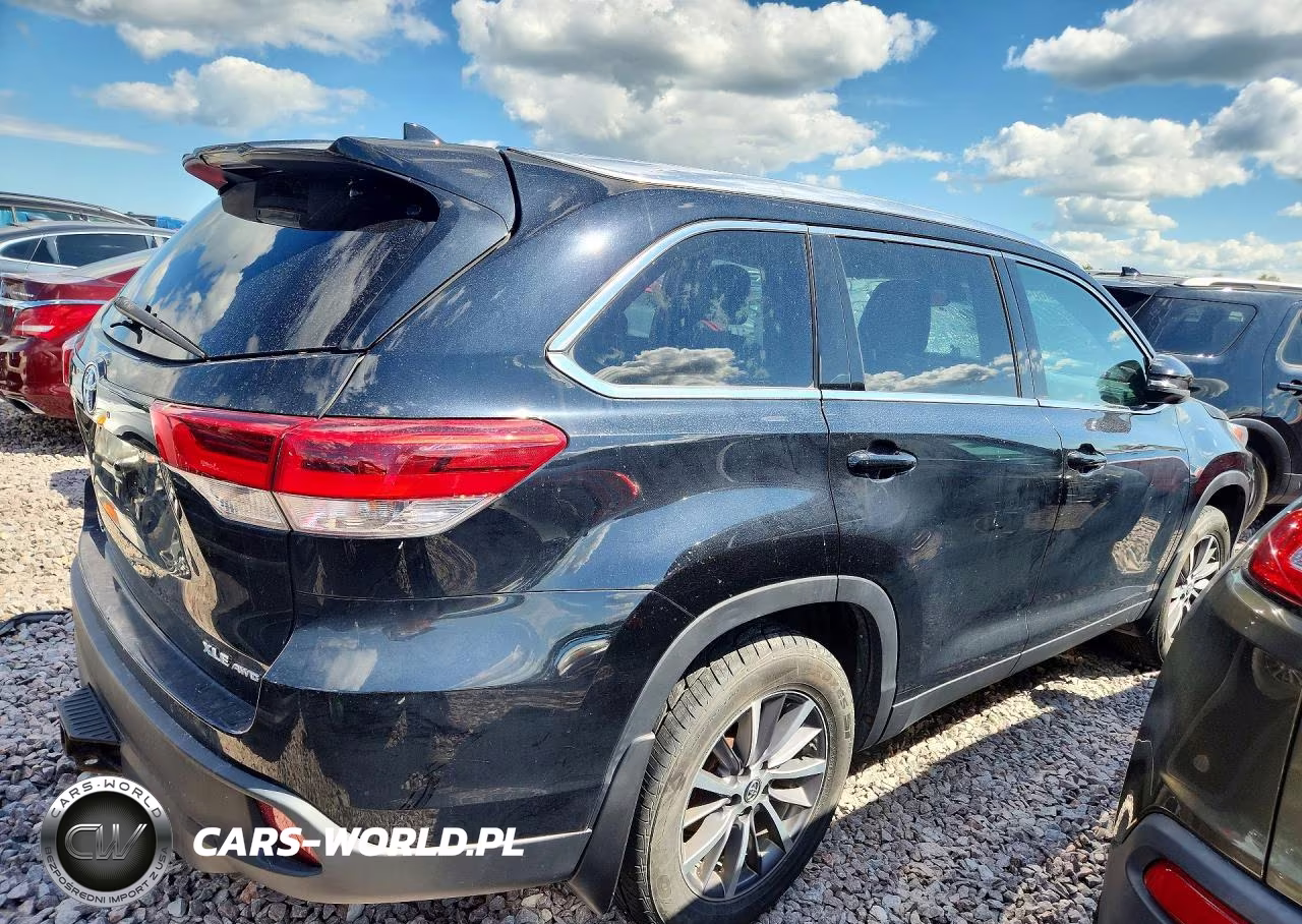 2019 Toyota Highlander Xle VIN:5TDJZRFH7KS589429 - 3