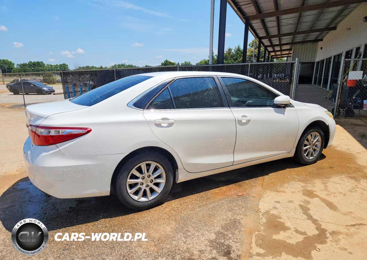 2016 Toyota Camry Le VIN:4T1BF1FK3GU118113 - 3