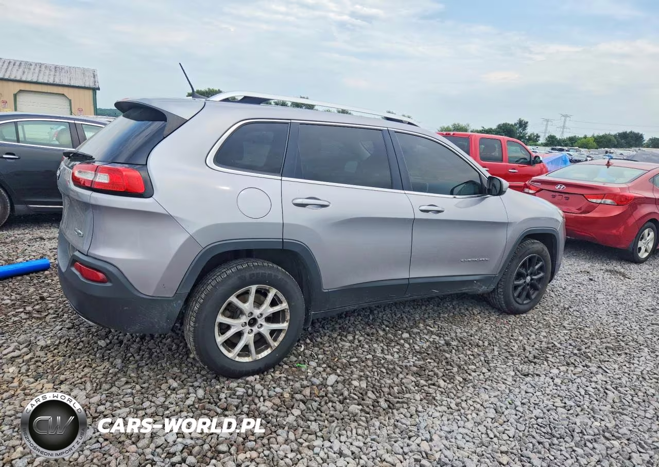 2017 Jeep Cherokee Latitude VIN:1C4PJMCS3HD213660 - 3