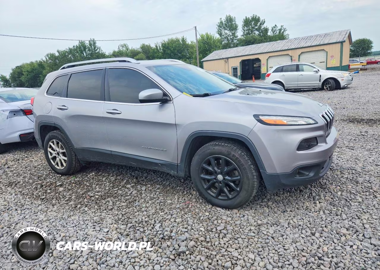 2017 Jeep Cherokee Latitude VIN:1C4PJMCS3HD213660 - 4