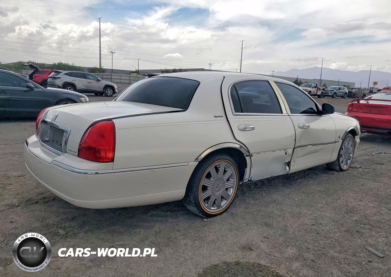 2003 Lincoln Town Car Executive VIN:1LNHM81W23Y639121 - 3