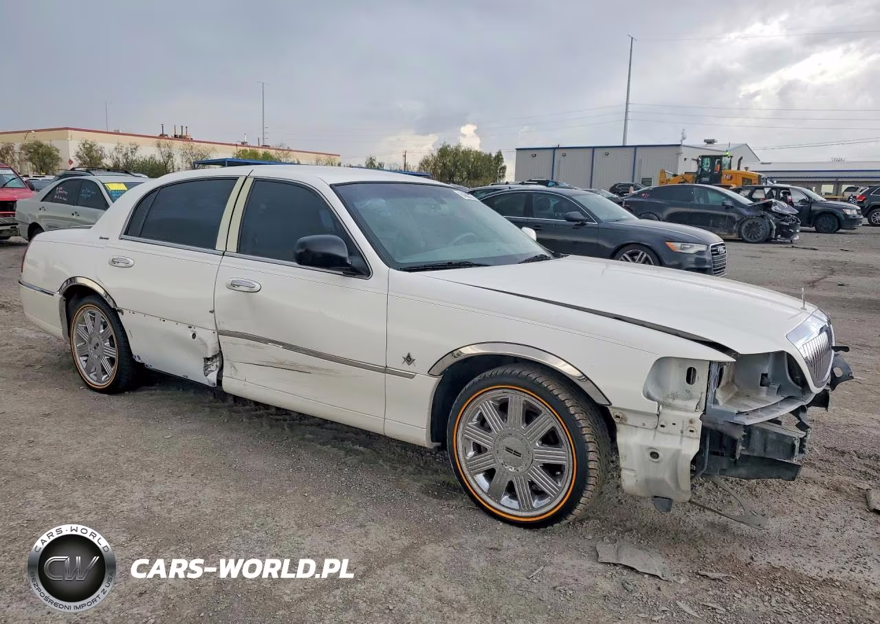 2003 Lincoln Town Car Executive VIN:1LNHM81W23Y639121 - 4