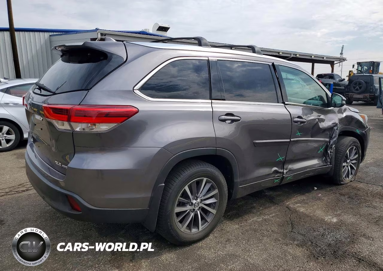 2018 Toyota Highlander Xle VIN:5TDJZRFH4JS534807 - 3