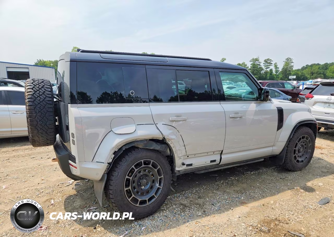 2026 Land Rover Defender Octa VIN:SALEZEE95T2517747 - 3