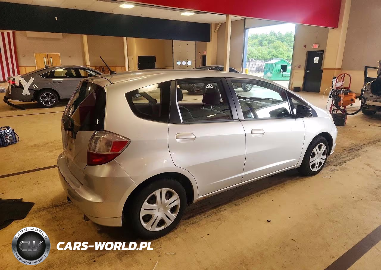 2011 Honda Fit VIN:JHMGE8H33BC008512 - 3