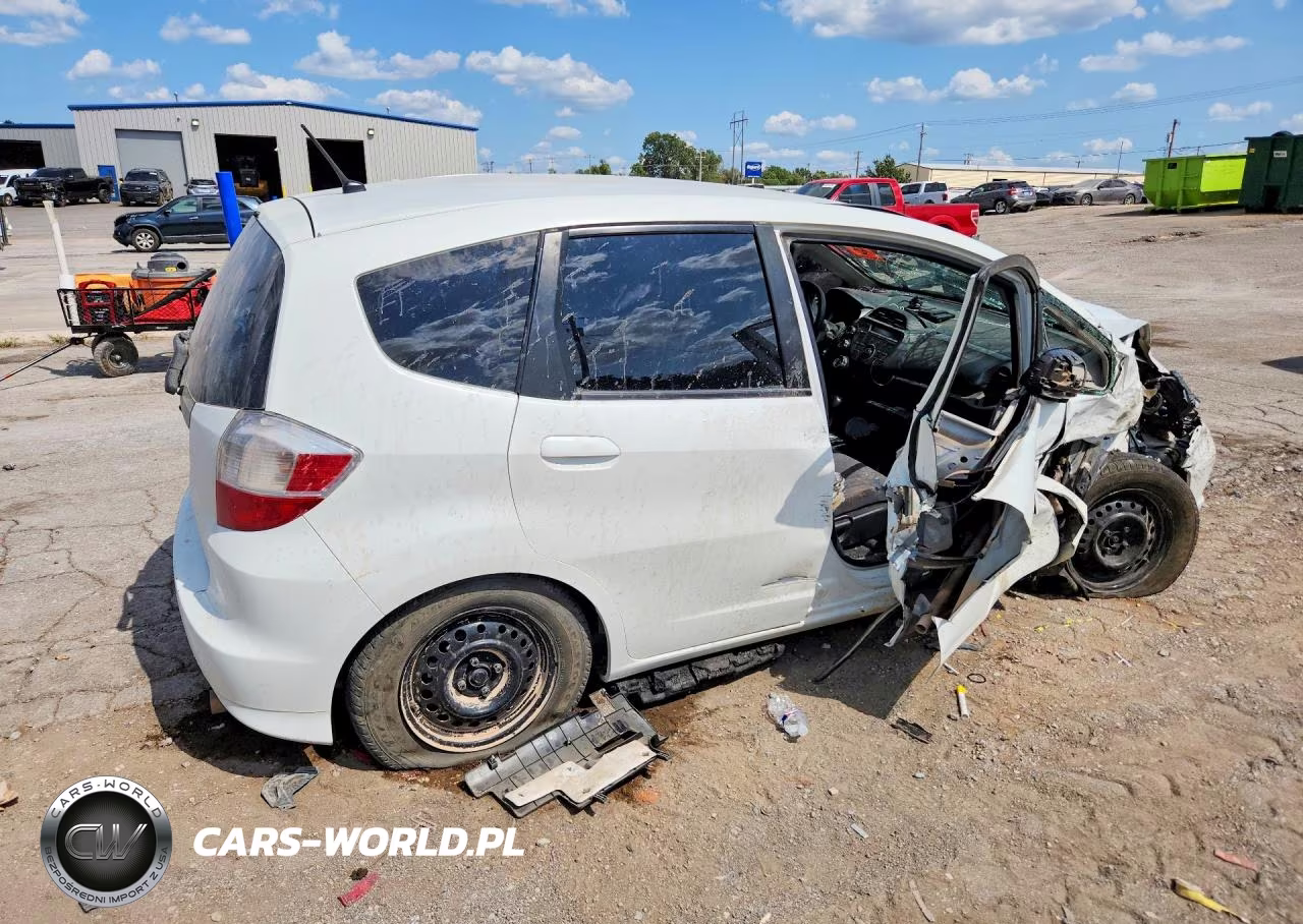 2013 Honda Fit VIN:JHMGE8H30DC073644 - 3