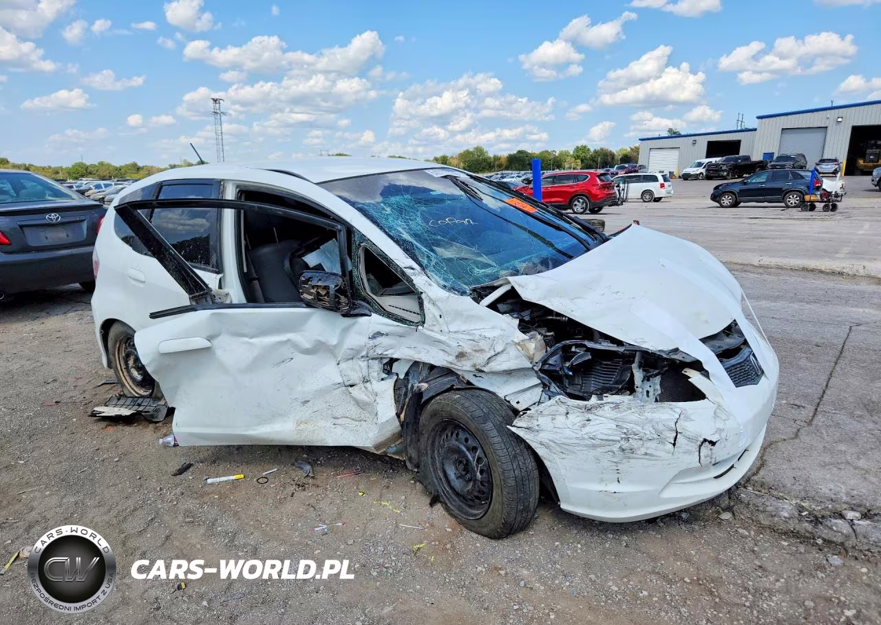 2013 Honda Fit VIN:JHMGE8H30DC073644 - 4