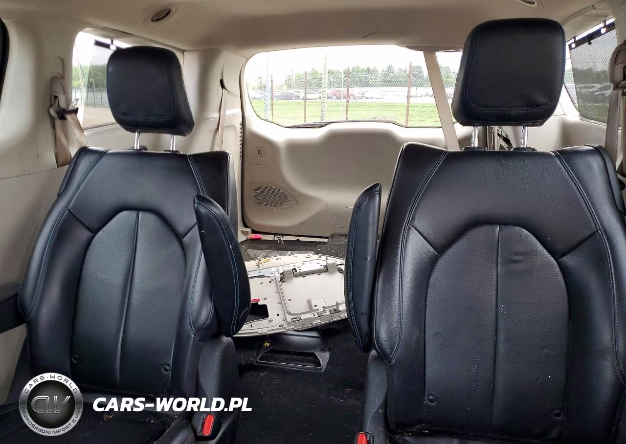 2021 Chrysler Pacifica Hybrid Touring L VIN:2C4RC1L75MR596330 - 10